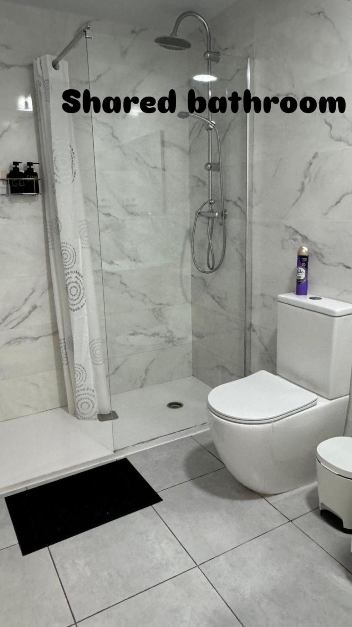 Rooms In Spacious Apartment In City Center Barcelona Exterior foto